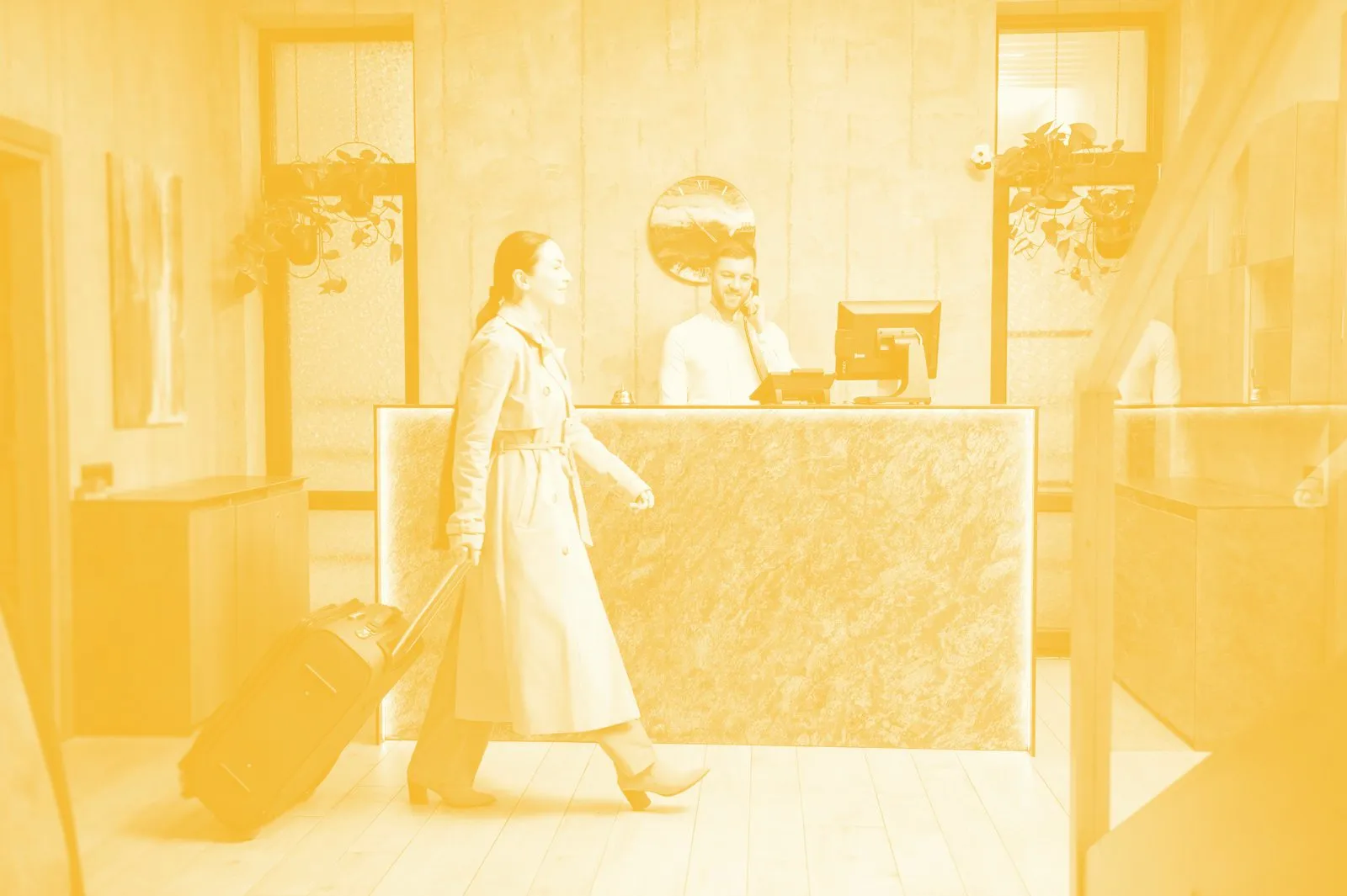 Huésped llegando con maleta a la recepción de un hotel, en duotono amarillo