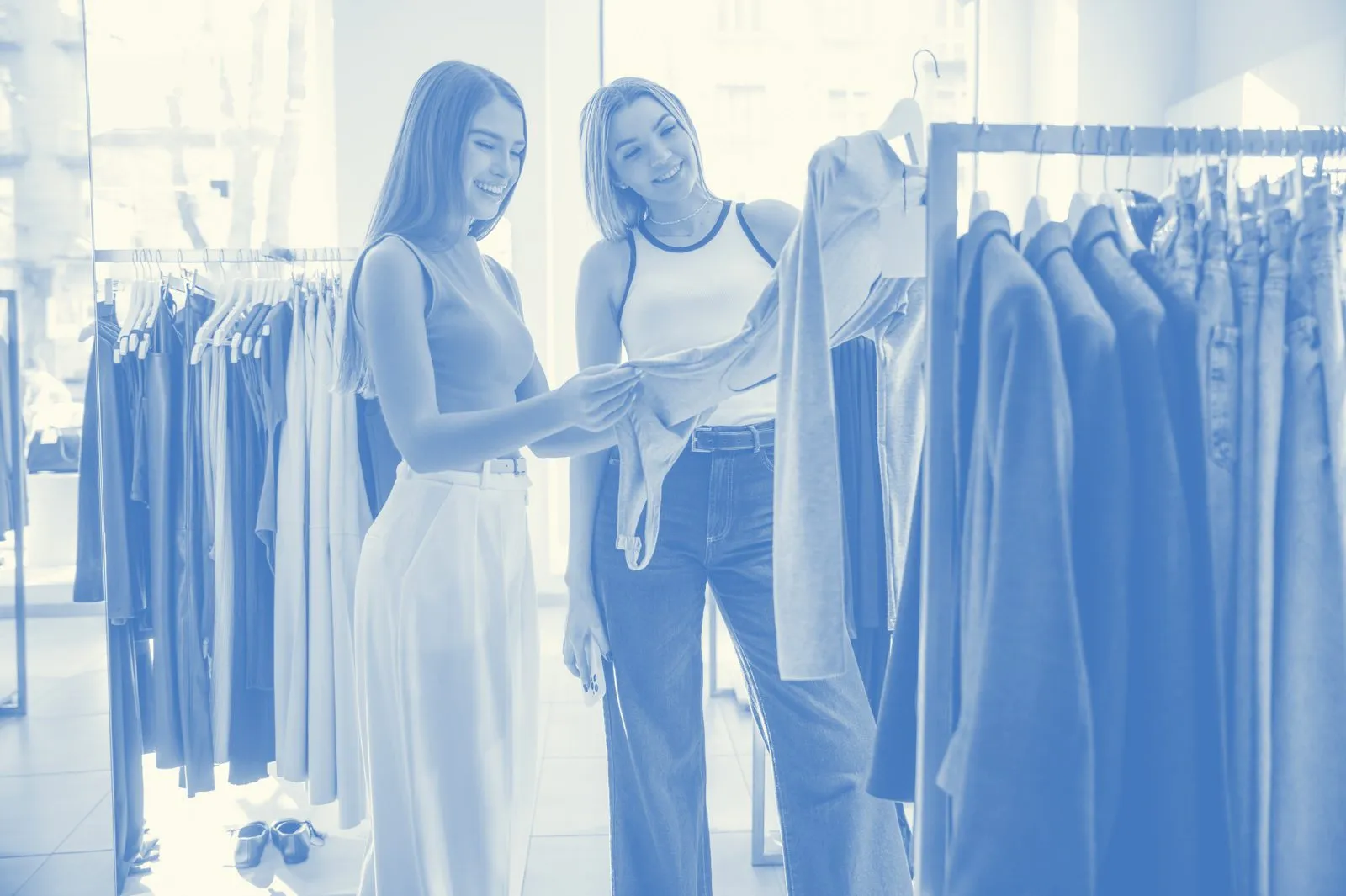 Mujer eligiendo ropa en una tienda, en duotono azul