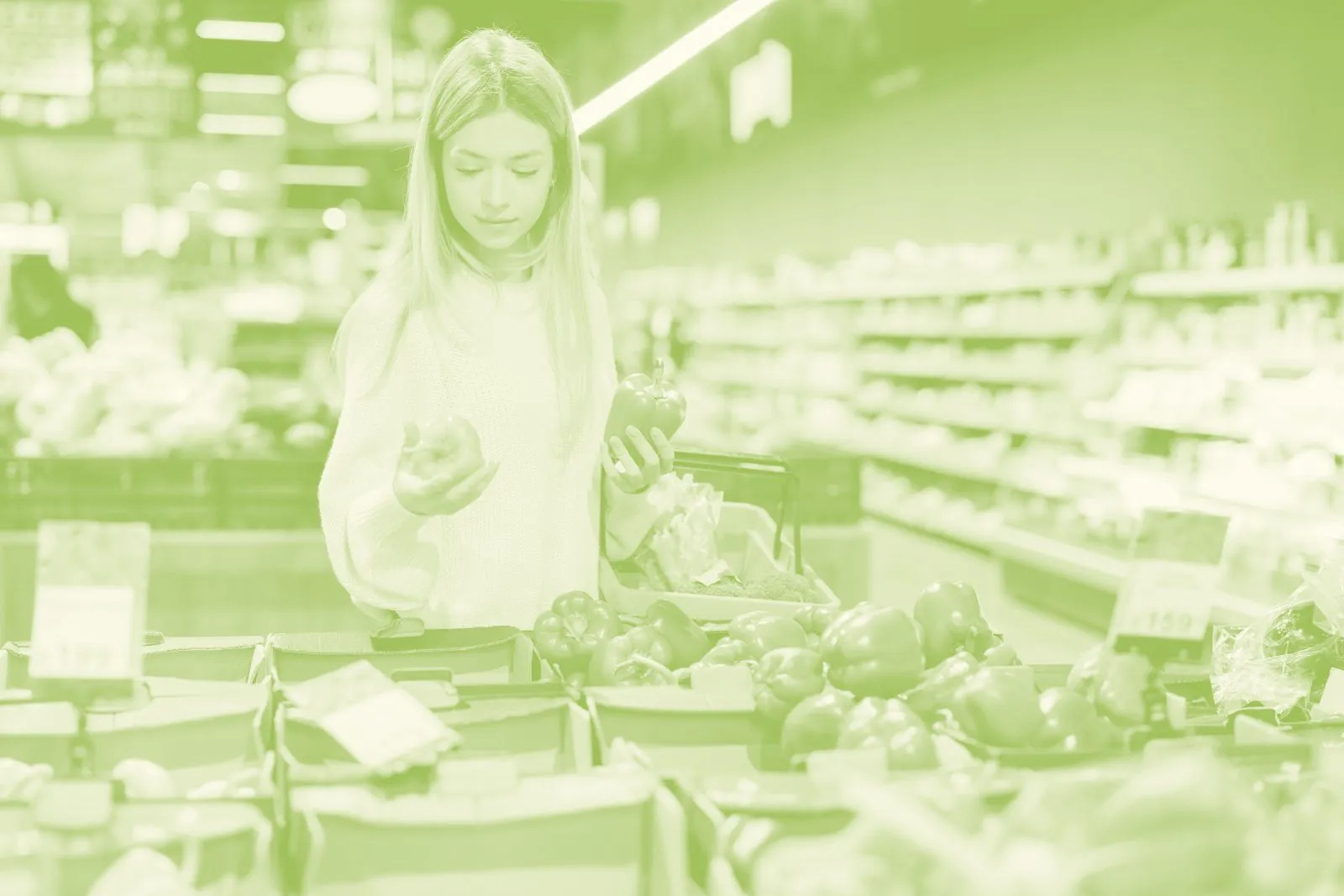 Persona comprando fruta y verdura en un supermercado, en duotono verde